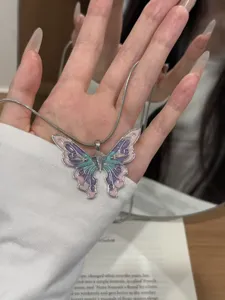 Bunt schmetterling anhänger halskette, stilvolle metallkette schmuck für frauen und mädchen.