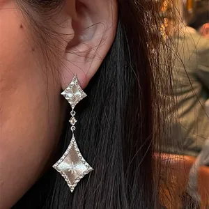 Silberne gebürstete geometrische Diamant lange hängende Ohrringe minimalistischer Schmuck