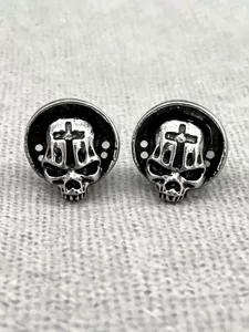 Detailansicht von Vintage Punk Totenkopf Kreuz Ohrringen, gothischer Metall Streetstyle Schmuck.