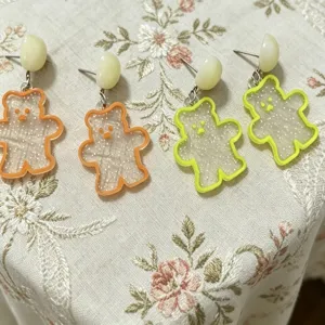 Niedliche Cartoon Acryl Glitzer Bär Ohrringe süße einfache Ohrstecker Schmuck Damen.