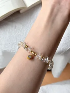 Minimalistisches klares Splitterkristall-Armband mit kleinen Goldperlen und Vintage-Anhänger.
