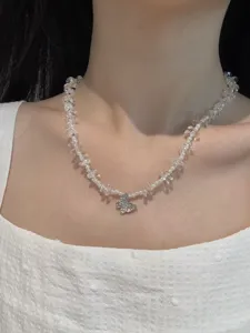 Detailansicht der zarten Strass Schmetterling Kristall Perlen Schlüsselbeinkette für Damen.