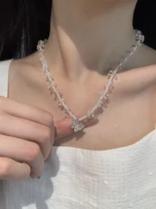 Exquisites Detail der Kristall Schmetterling Perlenkette, elegante funkelnde Kette.