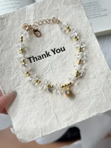 Klares Kristallsplitter-Armband mit kleinen Goldperlen und rundem Diamant-Anhänger.