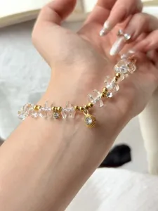Kristall Perlenarmband mit goldenen kleinen Perlen und rundem Diamantanhänger im Detail.