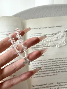 Kristall Schmetterling Perlen Halskette Detailansicht, eleganter Schmuck Nahaufnahme.