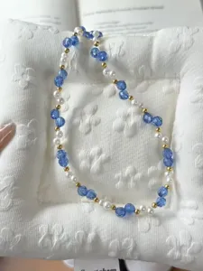 Detailaufnahme der Meersalzblauen Kristall und Perlen Perlenkette, filigranes Schmuckdesign.