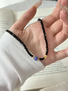 Modische schwarze Kristall Perlenkette mit blauem Rissstein, zarter edler Damenschmuck.