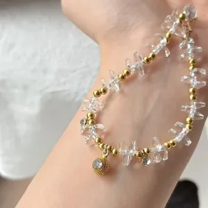 Klares Splittkristall-Armband mit Goldperlen und rundem Diamantanhänger im minimalistischen Stil