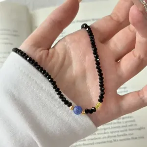 Minimalistische schwarze Kristall und blaue Perlchen Halskette, schicke Schlüsselbeinkette.