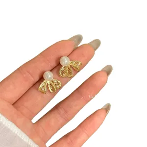 Elegante Perlen Schleifen Ohrringe für Damen, goldfarbene feine Spitzen Design Ohrstecker