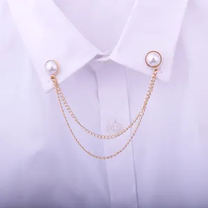 Detailaufnahme der eleganten doppelten Perlen Kragennadel, stilvolles Hemd Accessoire.