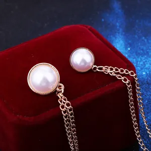 Eleganter runder Perlen Kragenketten Detailblick, stilvoller Roségold Hemdkragen Schmuck.