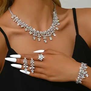 Luxe zirkonia blad kwast ketting oorbellen ring armband sieraden set detailweergave.