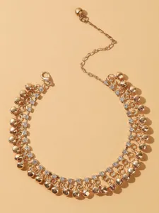 Splendida cavigliera dorata multistrato con campanelli delicati e strass scintillanti.