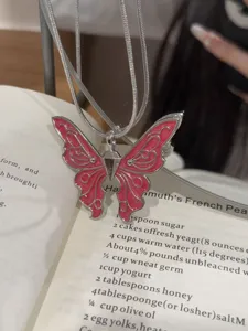Detailansicht einer modischen rosa Schmetterling Anhänger Halskette mit Silber Kette.