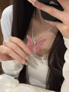 Schicke rosa Schmetterling Anhänger Halskette für Damen, trendiger koreanischer Schmuck.