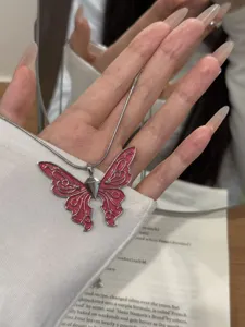 Zauberhafte rosa Schmetterling Anhänger Halskette mit Silberkette für Damen Mode Geschenke.