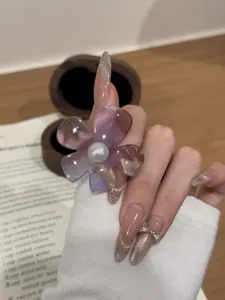 Schicker Acryl Blumenring mit Perlenmitte, süßer transluzenter ästhetischer Schmuck.