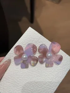 Acryl schillernde Blumen Perlen Ohrringe Detailansicht, süßer Modeschmuck für Damen.
