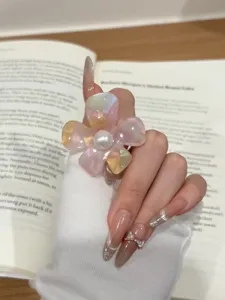 Schicker irisierender Acryl-Blumenring mit Perle in der Mitte, trendiger Damenschmuck.