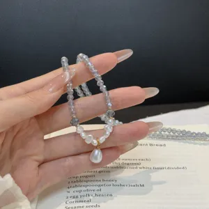 Charmante Perlenkette mit weißen Perlen und zartem Anhänger süßer Stil Detailansicht