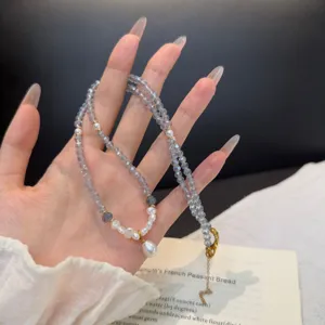 Exquisite Detailansicht der Perlen- und Kristallkette mit feiner Handwerkskunst.