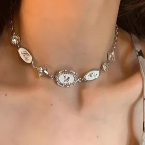 Retro Silber Schmetterling Buchstabe Anhänger Halskette Legierung Strass Schlüsselbeinkette Für Damen Personalisiertes Nischen Design Schmuck