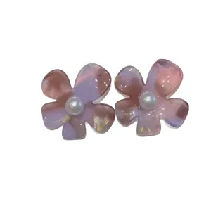 Acryl schillernde Blumen Ohrstecker mit Perle in der Mitte, süßer und vielseitiger Schmuck.