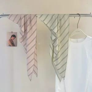 Foulard triangulaire rayé style coréen encolure chemise petit foulard en soie détail