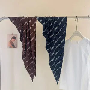 Foulard triangulaire rayé style coréen, accessoire polyvalent pour cou ou sac à main chic.
