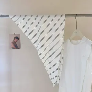 Foulard triangulaire rayé style coréen foulard polyvalent décoration de sac minimaliste.