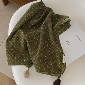 Joli foulard carré vintage vert avec de superbes pompons, accessoire très élégant.