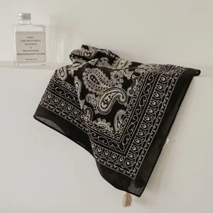 Foulard carré vintage paisley, élégant bandeau rétro, accessoire de cheveux polyvalent femme.