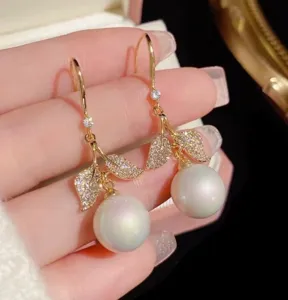Exquisite vergoldete Blatt Strass Perlen Ohrringe, eleganter täglicher Modeschmuck.