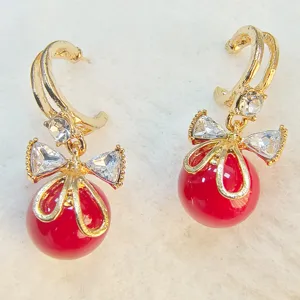 Elegante goldfarbene Schleife rote Perle Ohrringe mit funkelnden Zirkonia Steinen.