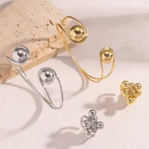 Elegante bracciale rigido aperto con perle lisce placcato oro 18k e set di anelli chic.