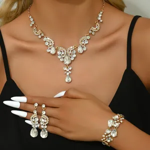 Vista di dettaglio del set di gioielli con collana orecchini bracciale strass matrimonio.