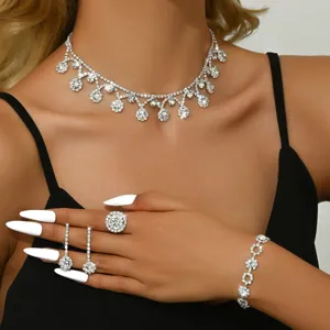 Prachtige bruids sieraden set met strass steentjes inclusief ketting oorbellen ring armband.