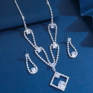 Vista detallada de collar cuadrado y pendientes de circonita brillante para vestido de novia.
