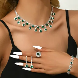 Gedetailleerd overzicht van de elegante zilveren strass-smaragd vierdelige sieradenset.