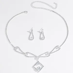 Detalle del collar brillante con colgante cuadrado de pedrería y juego de pendientes.