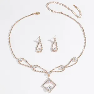 Vista detallada del conjunto de collar y pendientes de circonita brillante para novia de boda.