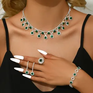 Prachtige vierdelige sieradenset met groene stenen en strass voor bruiloften en feestjes.