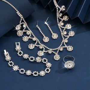 Elegante strass sieradenset inclusief ketting, oorbellen, armband en ring voor speciale gelegenheden.