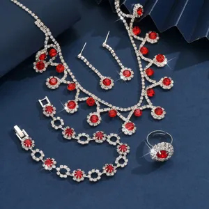 Gedetailleerd uitzicht op de rode strass bruidsjuwelenset met ketting en oorbellen.