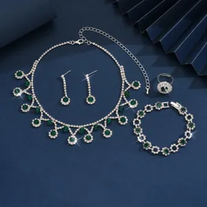 Elegante zilverkleurige sieradenset met groene kristallen, ketting, oorbellen, armband.