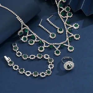 Detail van de vierdelige strass-sieradenset met sprankelende groene kristallen voor feestelijke look.