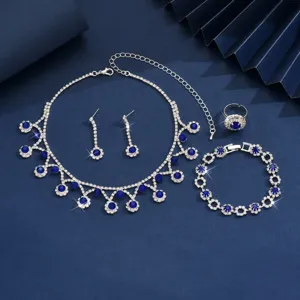 Gedetailleerd overzicht van de elegante blauwe strass-sieradenset met ketting, armband en ring.