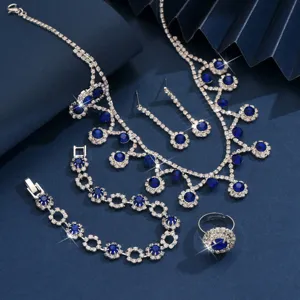 Prachtige 4-delige blauwe strass sieradenset inclusief ketting, oorbellen, armband en ring.